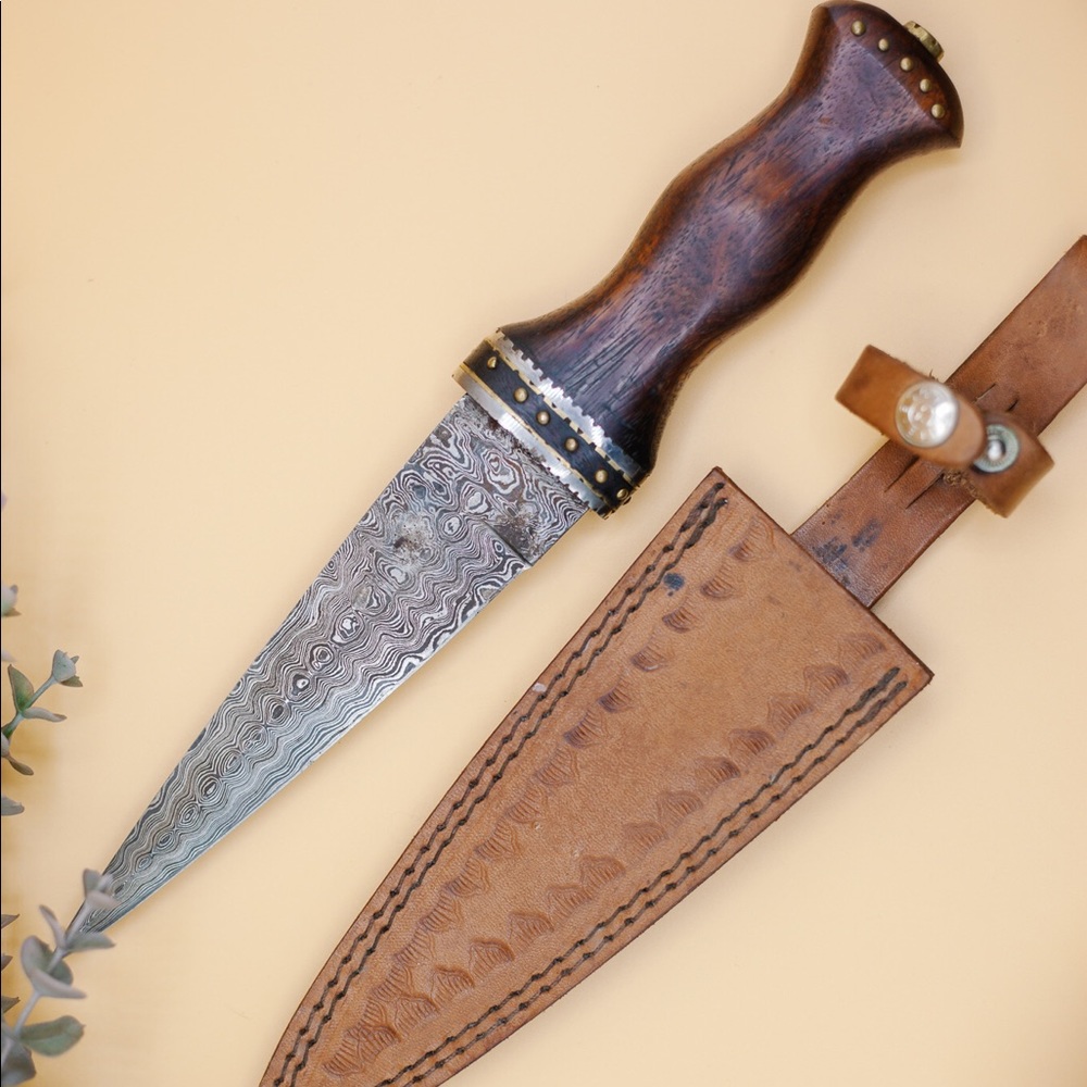 Damascus steel blade with leather sheath